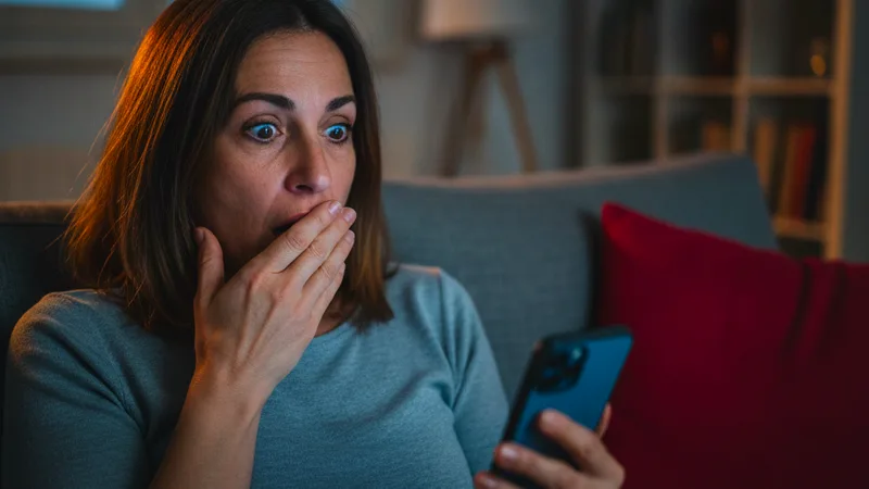 Lo schermo in tasca: social, chat e l'ex che riappare